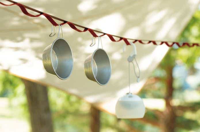 スノーピーク ロングデイジーでシェラカップとLEDランタンを吊るす