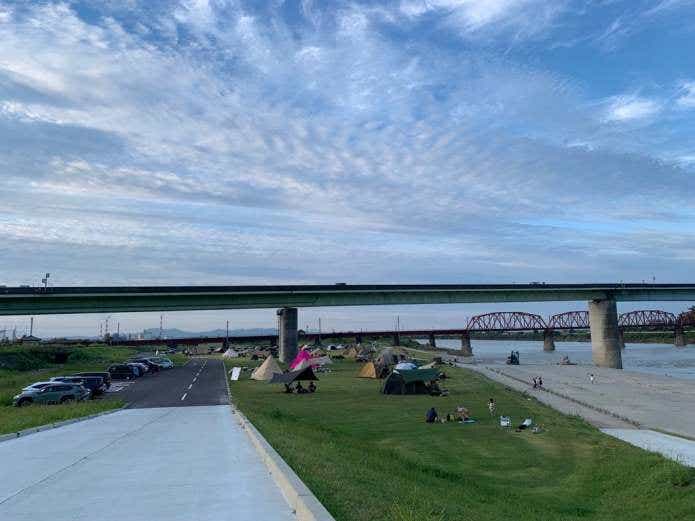 遙拝八の字広場