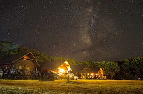 海が見える絶景の露天風呂あり。満天の星空も魅力