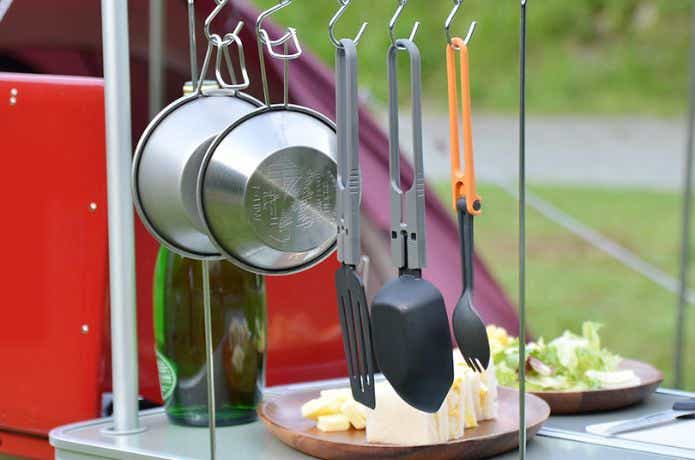 フィールドア アウトドア キッチンテーブルに調理器具をかける