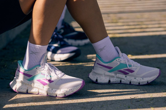 リーボックのランニングシューズを履いている人