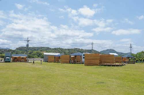 全面芝生で子供やワンちゃんも安心。車で5分圏内に温泉・スーパーあり