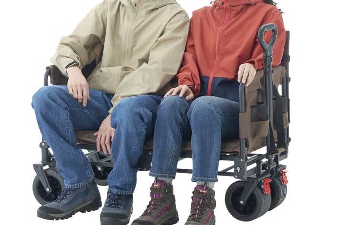 ロゴス「チェアfor2 キャリーカート」に座る男女