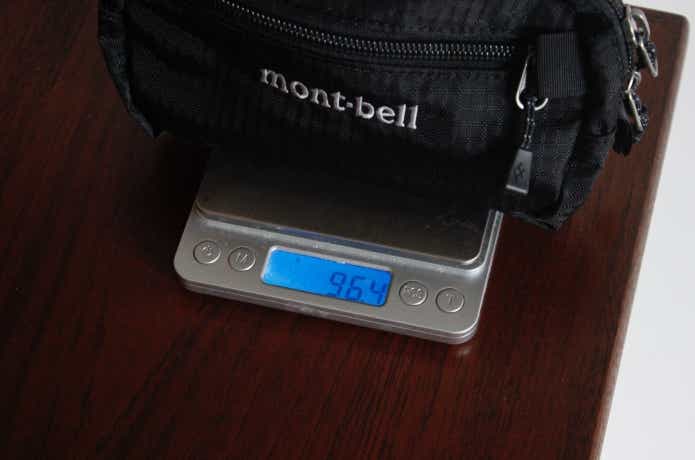 ベルトポーチの重さを測っている