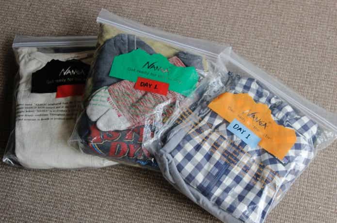 家族３人の着替えをカラー別に収納している