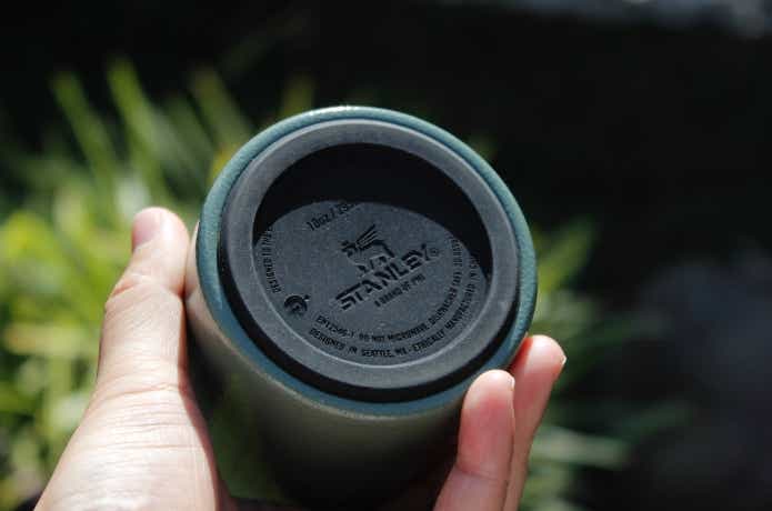 底面のシリコン台座