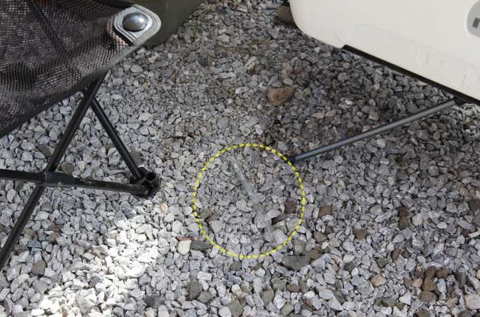 透明ストローが地面に落ちている