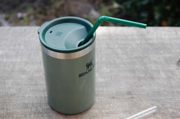 市販のストローをさしている