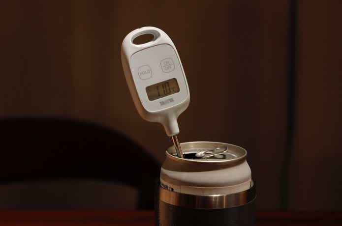 缶ビールの温度を測っている