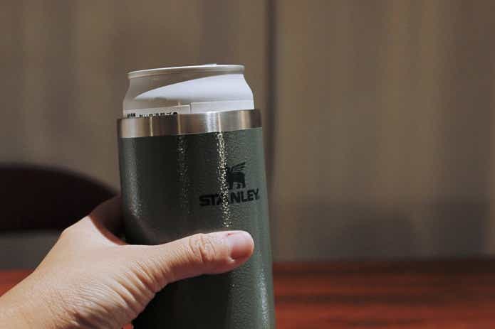 エブリデイ缶クーラーカップに缶ビールを入れてある