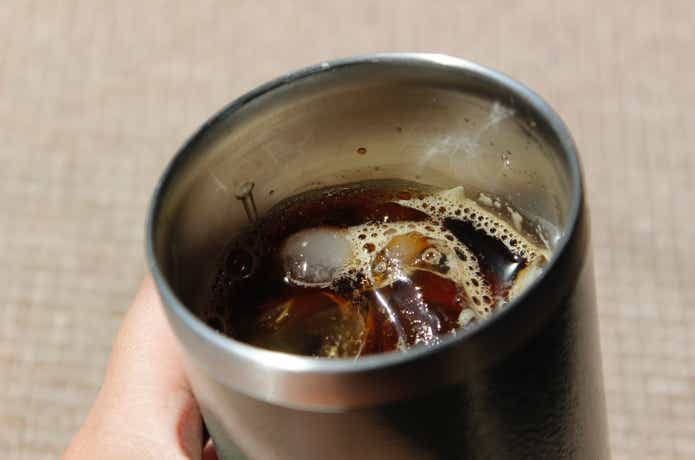 カップ蓋なしでアイスコーヒーが入っている