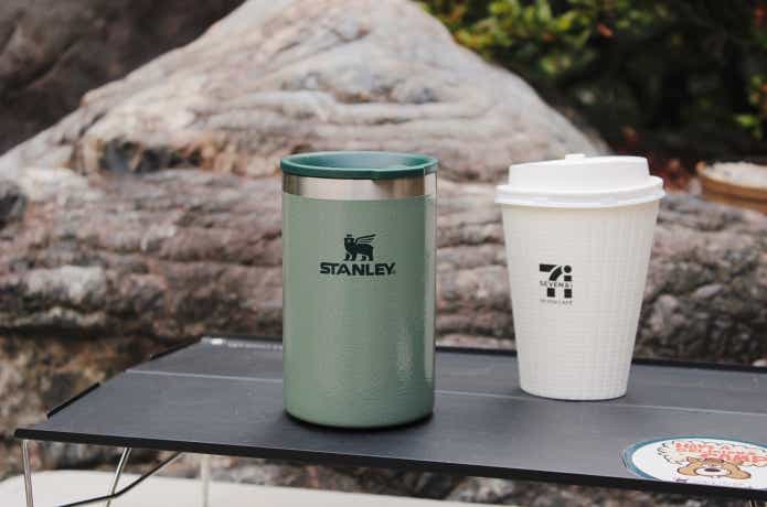 エブリデイ缶クーラーカップにコンビニのホットコーヒーを入れてある