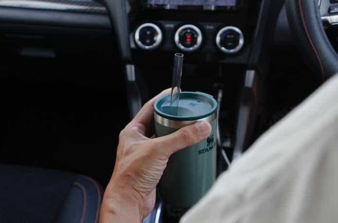 エブリデイ缶クーラーカップを車で使っている