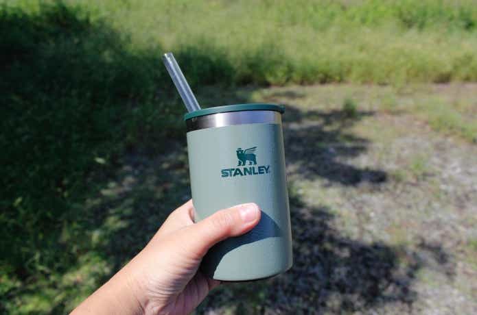 エブリデイ缶クーラーカップを手に持っている