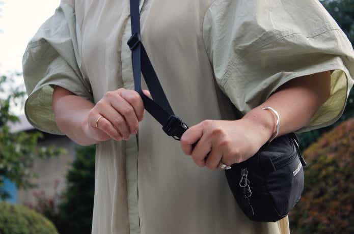 ベルトを調整しているところ