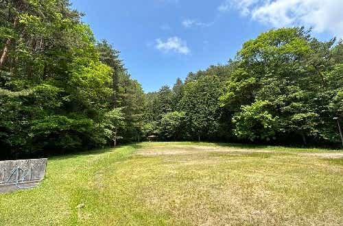 区画サイトは電源・水道付き。珍しいパオにも宿泊可能