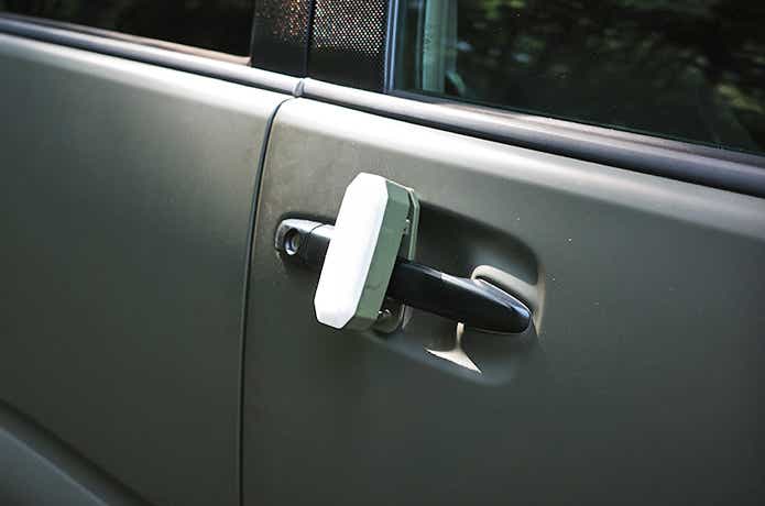 車のドアノブに取り付けたBougeRVライト