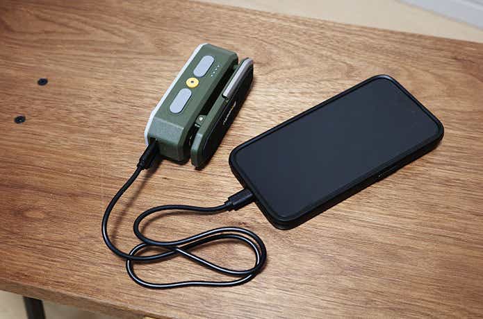 スマホを充電するBougeRV AL01