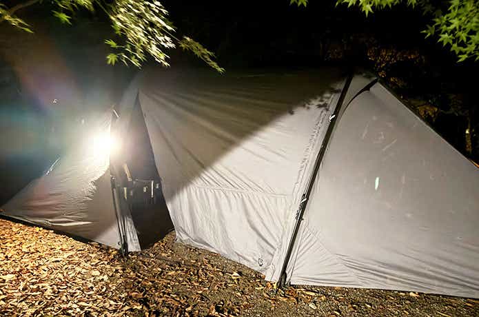 テントの生地に固定したBougeRV AL01