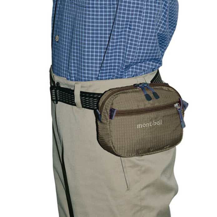 スボンのベルトに装着している