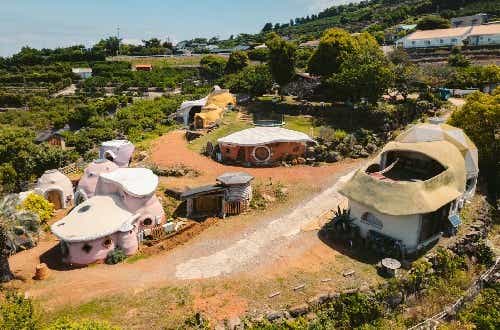 「おとぎの国」をテーマにした手作りハウスにお泊まり