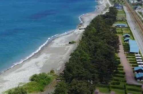 日本の渚百選・快水浴場百選に選ばれたヒスイ海岸に隣接