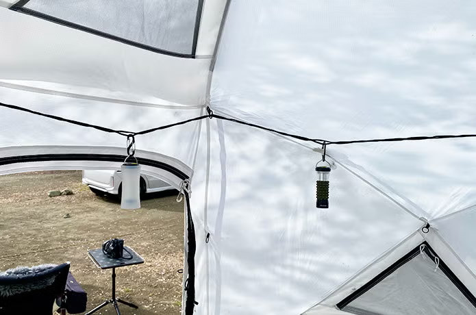 テントの中でハンギングチェーンでLEDランタンを吊るす
