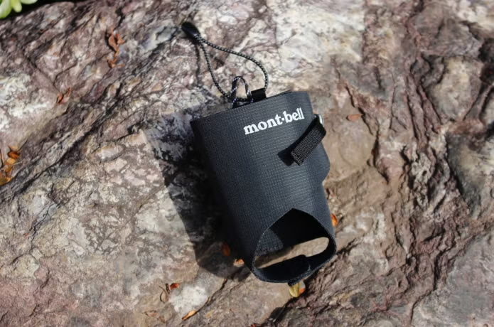 モンベルのアジャスタブル ボトルホルダー