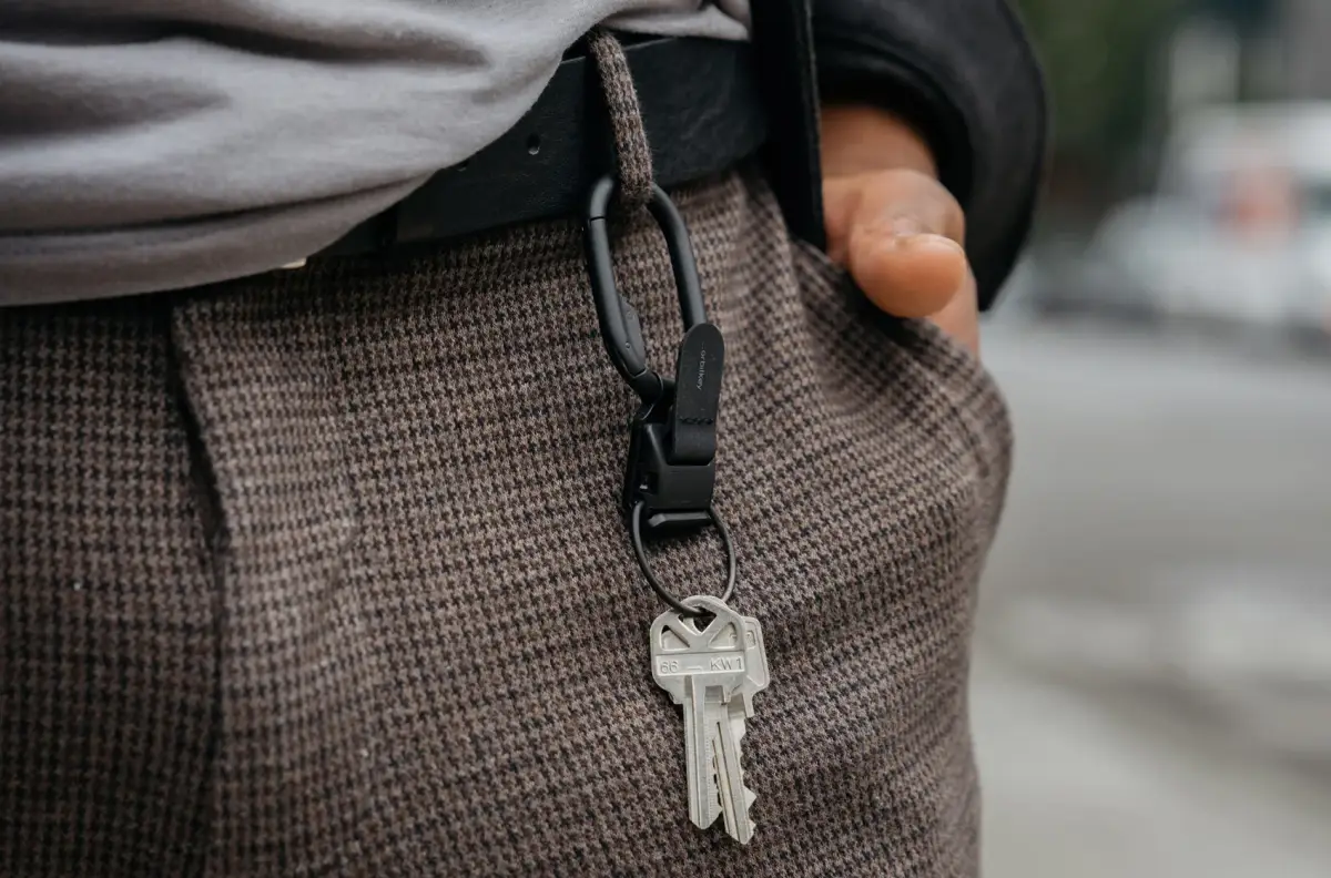 【便利すぎ】鍵の迷子防止からバッグハンガーまで！毎日をスマートにする“個性派おしゃれカラビナ”19選