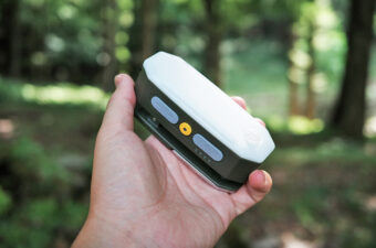 手に持ったBougeRVのセンサーライト