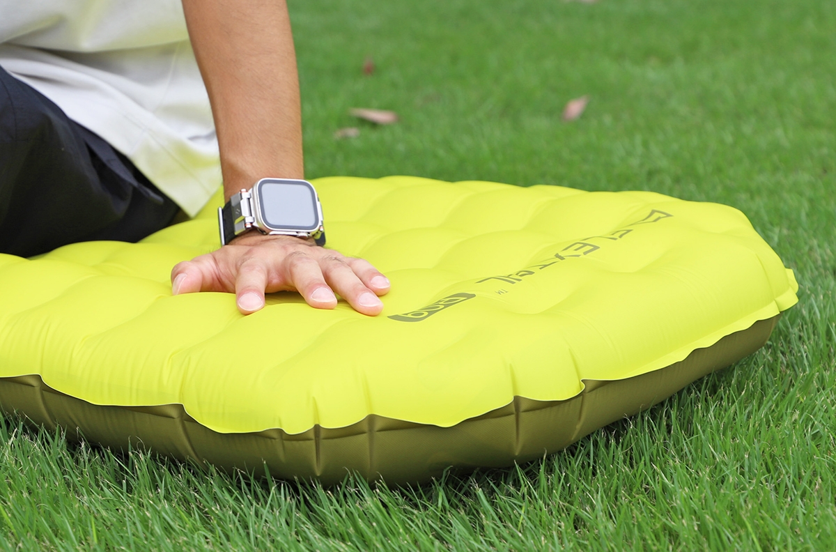 「1分で膨らむ」「しかもR値9！？」FLEXTAILから冬でも朝まで快眠できちゃう革命マットが登場