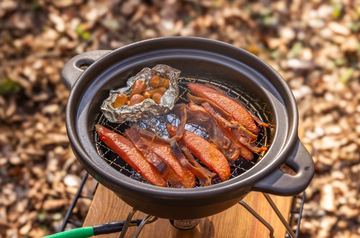 【ポテチも枝豆もポップコーンも!?】キャンプで盛り上がる！思わずやりたくなる燻製食材20選