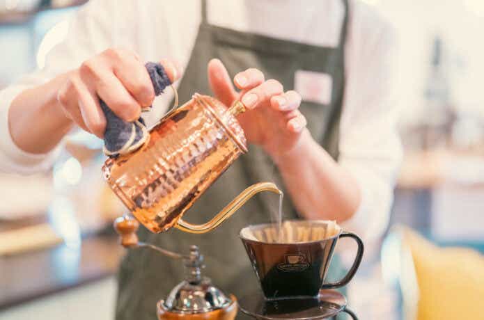銅製のグースネックケトルでコーヒーを淹れる