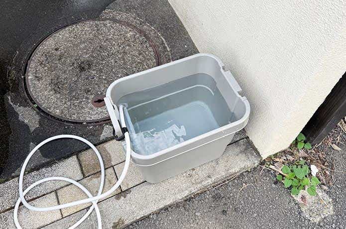 水の入ったバケツとホース