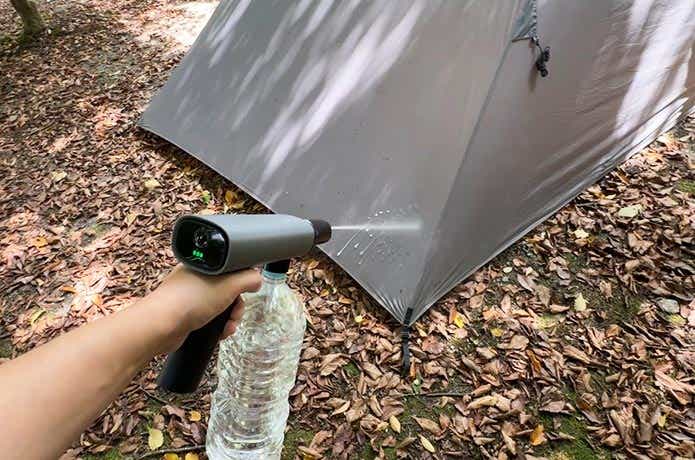 テントに噴射するポケッタブル高圧洗浄機