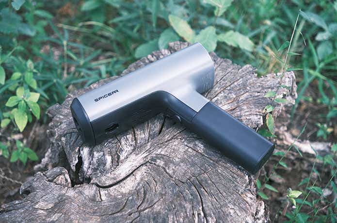 木に置かれたポケッタブル高圧洗浄機