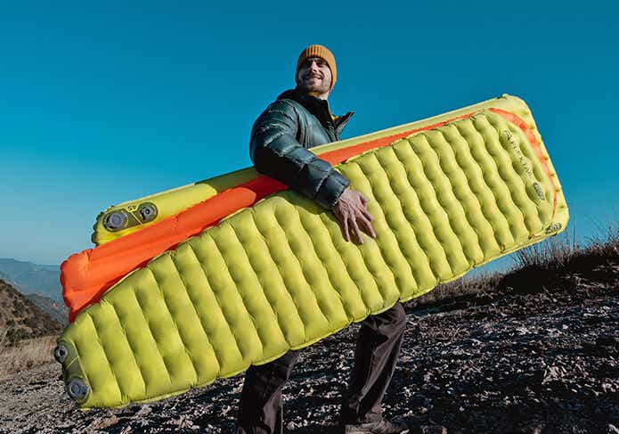 タイニースリーピングマットを持った男性