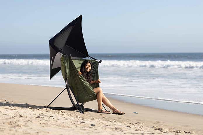 ポータブルスウィングチェアに座る女性