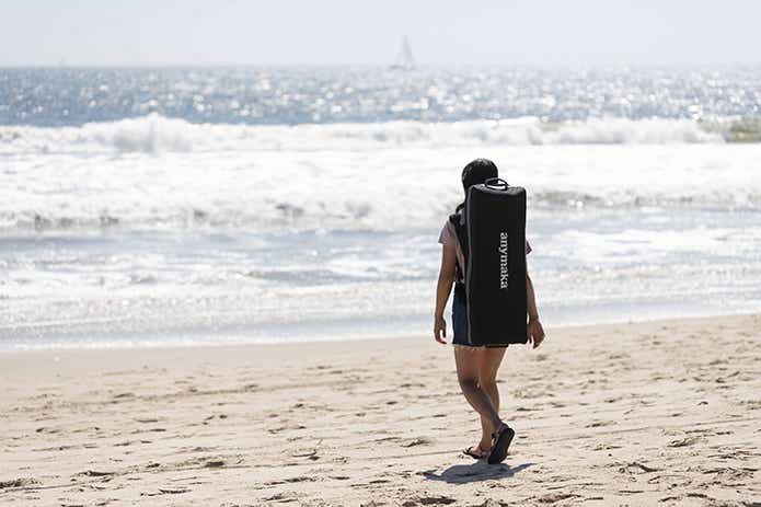 ポータブルスウィングチェアをバックパックに入れて持ち運ぶ