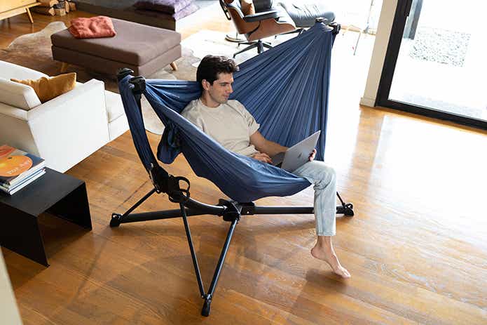 ポータブルスウィングチェアで仕事する男性