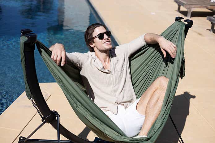 ポータブルスウィングチェアに座る男性