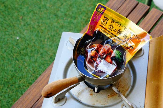 金の豚角煮を湯煎している様子