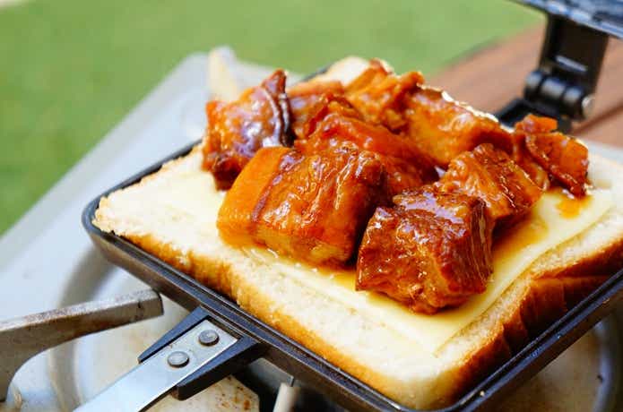 金の豚角煮入りホットサンド