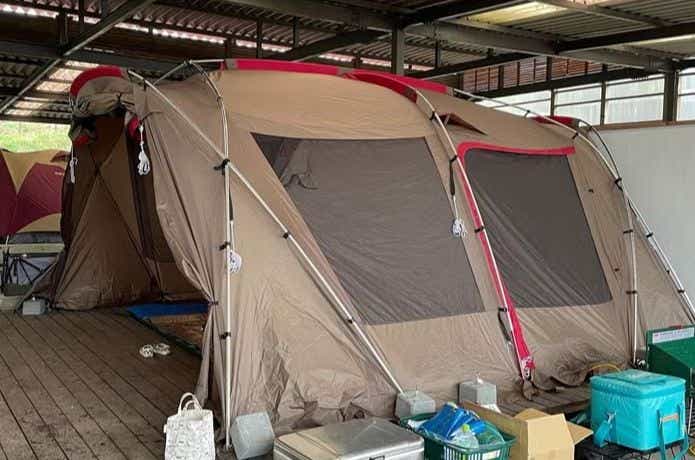屋根ありサイトにテントを建てる