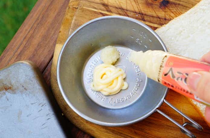 マヨネーズとにんにくチューブを混ぜる様子