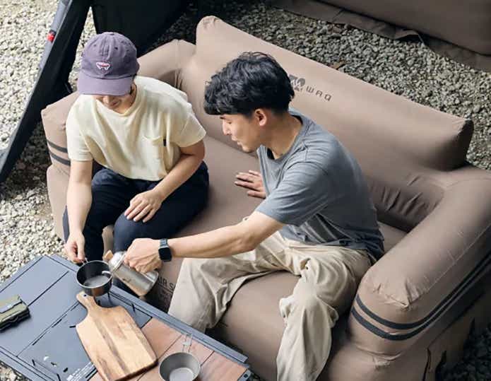 WAQエアソファでくつろぐ2人