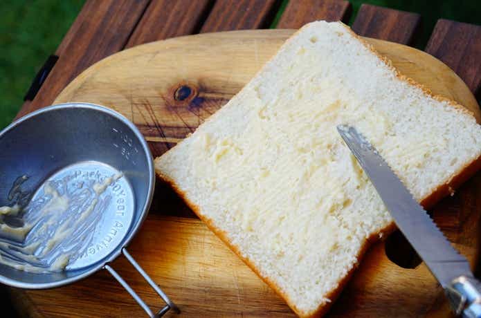 食パンにマヨネーズソースを塗る様子