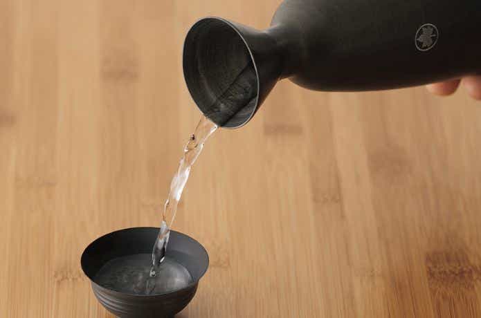 徳利からお酒を注ぐ