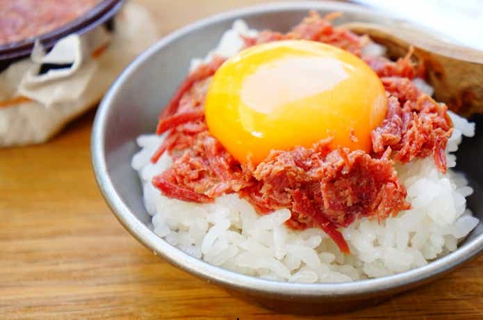 成城石井のコンビーフに卵黄を合わせたミニ贅沢丼