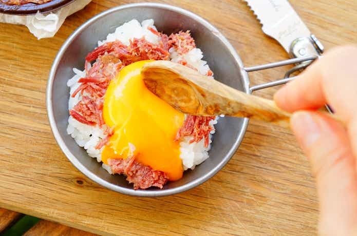 成城石井のコンビーフに卵黄を合わせたミニ贅沢丼